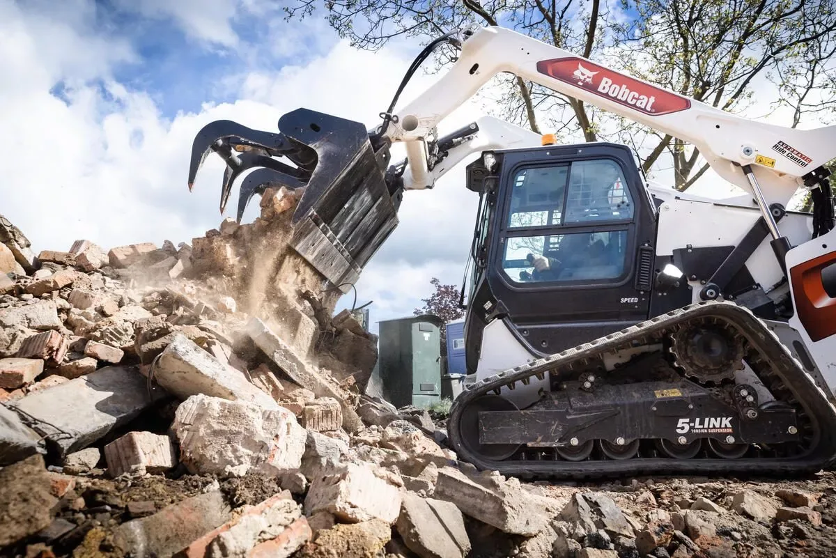 Bobcat Kompaktlader im Abbrucheinsatz
