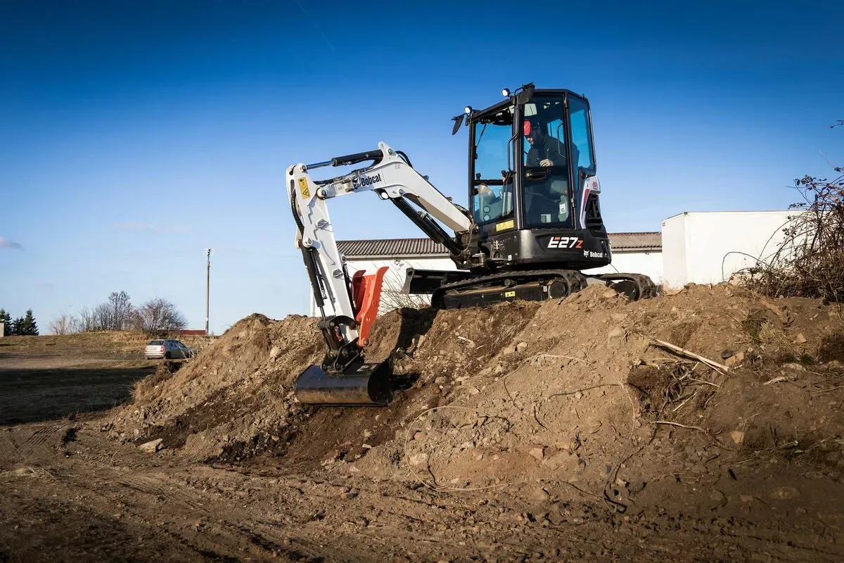 Bobcat Minibagger E27z im Arbeitseinsatz
